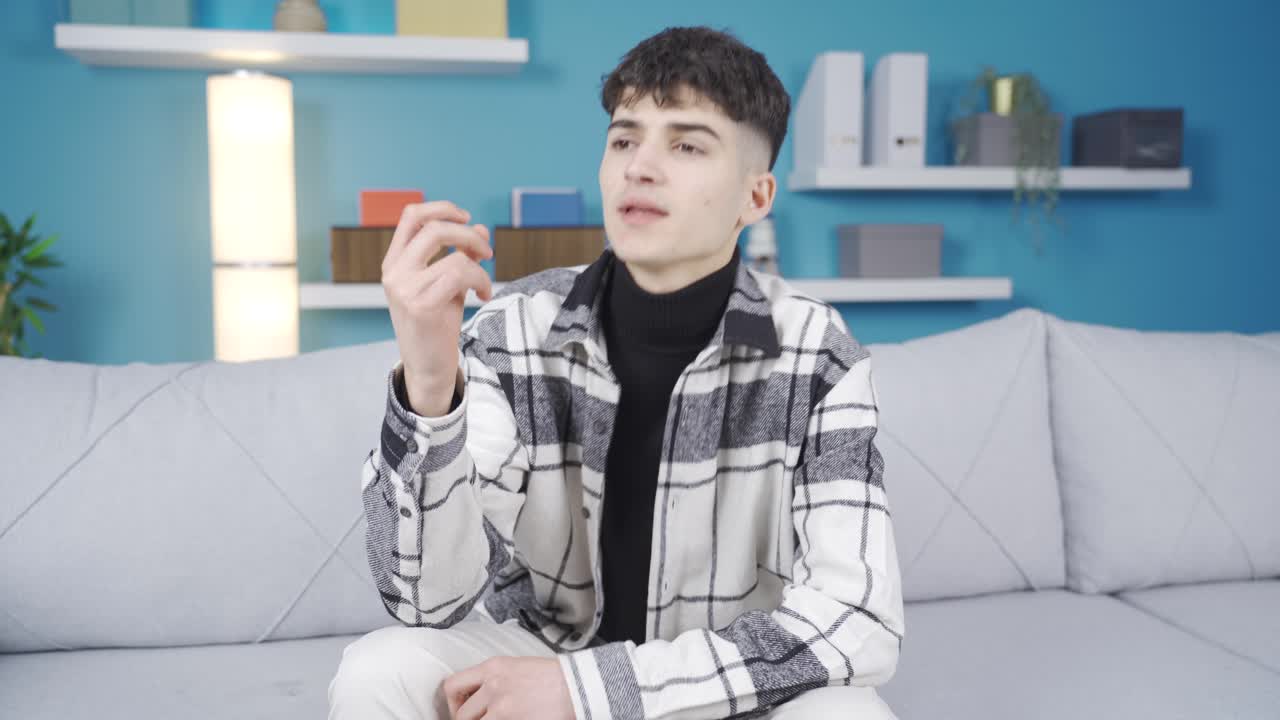 젊은이가 아이디어를 떠올리려고 합니다.