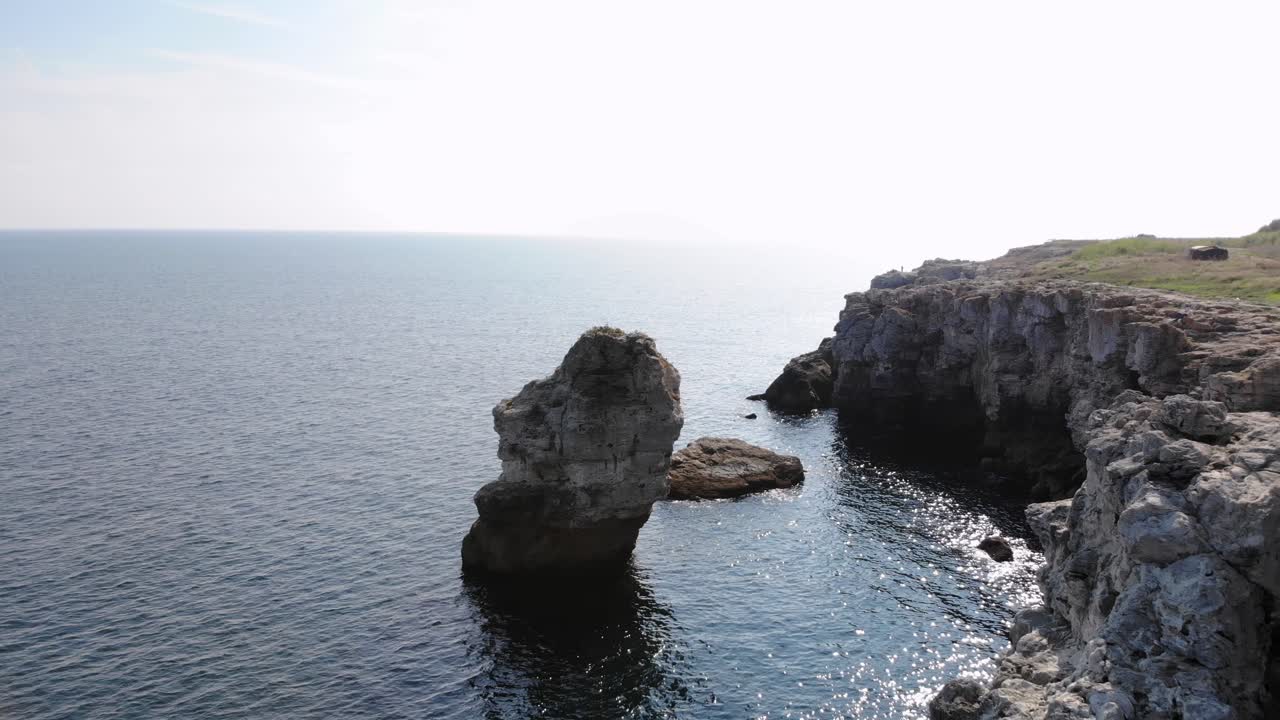 изрезанная береговая линия воздушный снимок вдоль скалистого берега моря - тюленово, болгария