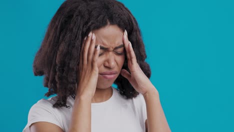 mujer con dolor de cabeza