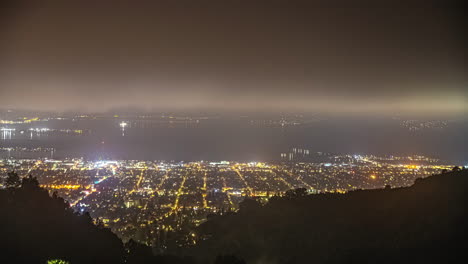 Oakland-Y-La-Bahía-De-San-Francisco,-California,-Visto-Desde-El-Mirador-De-Grizzly-Peak---Lapso-De-Tiempo-Nocturno-Brumoso