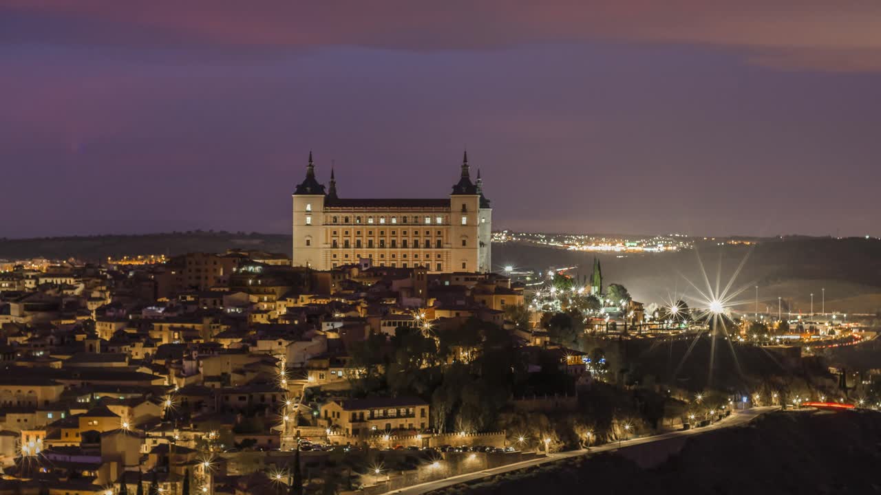 paisaje pintoresco de la antigua ciudad con el palacio en la niebla de la mañana