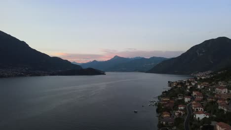 hermoso panorama areal del lago com en el centro de italia en los alpes mientras se pone el sol