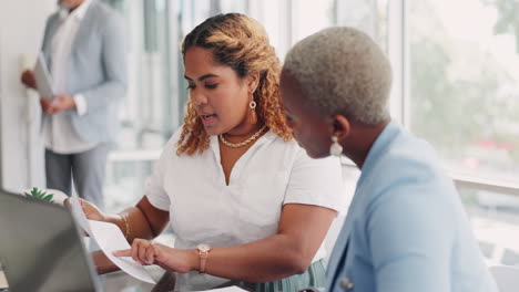 Trabajo-En-Equipo,-Documentos-Y-Revisión-De-Mujeres-Empresarias.