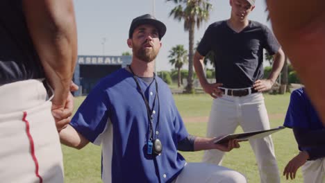 jugadores de béisbol preparando el partido