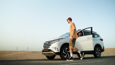 coche averiado en el desierto