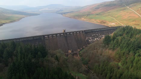 Vista-Aérea-De-La-Grúa-Sobre-El-Embalse-De-Scar-House-Y-Los-Páramos-De-Yorkshire-Inglaterra