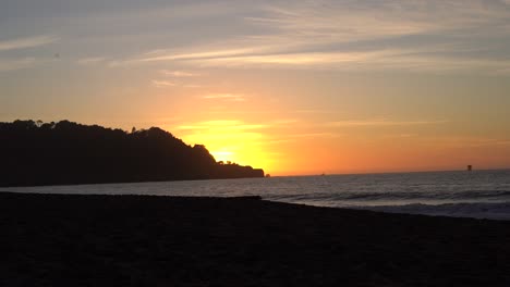 Schöner-Sonnenaufgang-Am-Einsamen-Strand