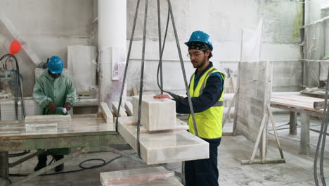 personas que trabajan con mármol