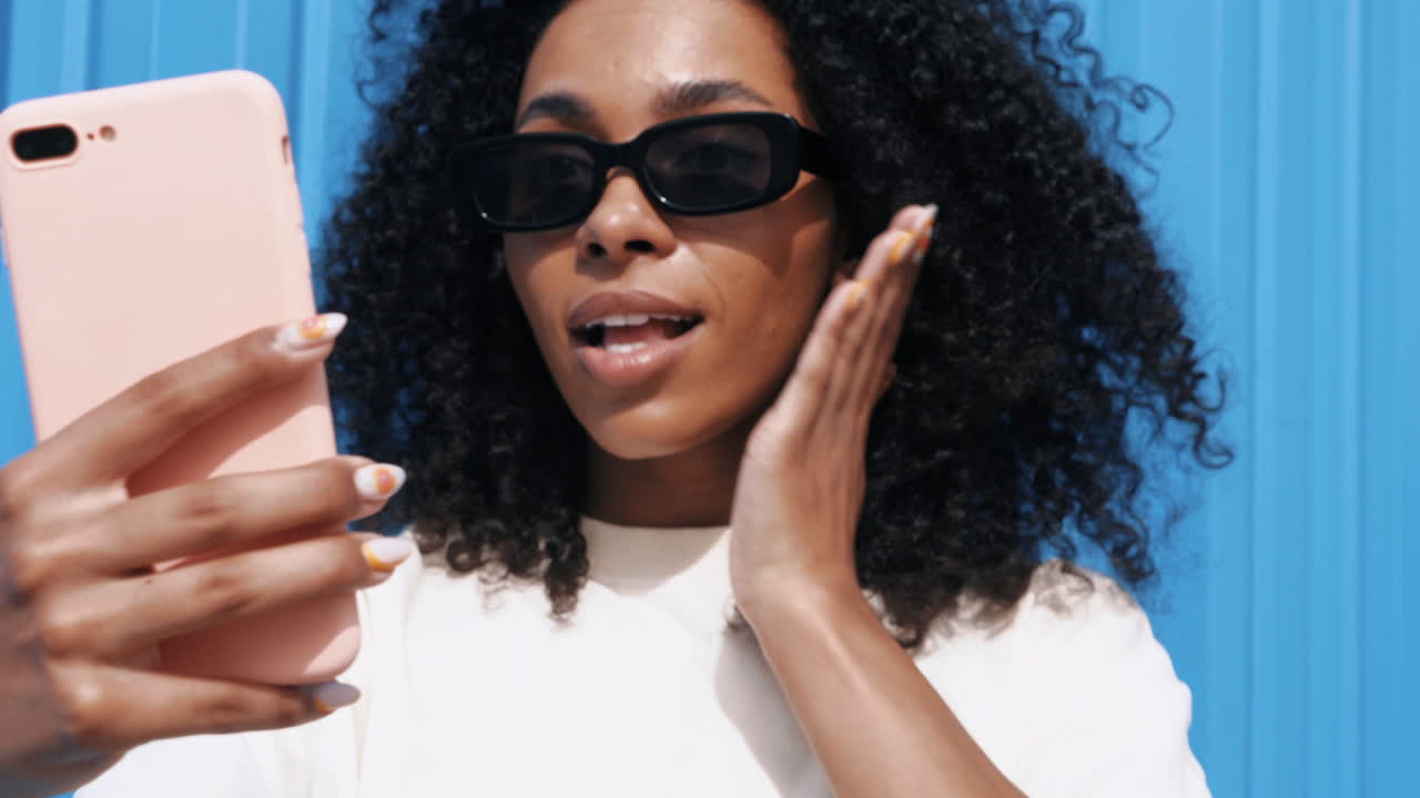 mujer tomando una selfie