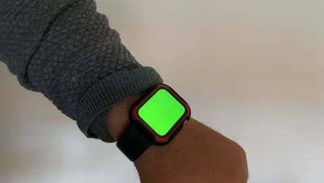 Joven-Apuesto-Hombre-Barbudo-Apunta-En-El-Reloj---Pantalla-Verde---Estudio