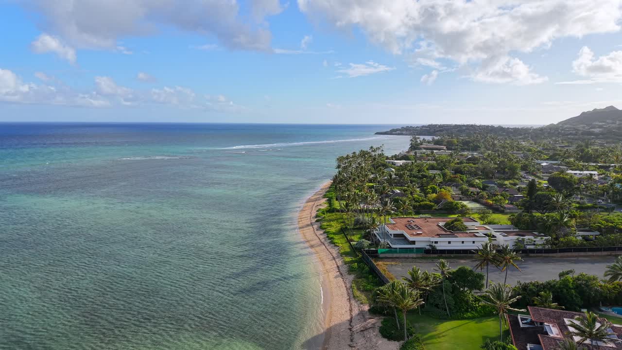 Case di lusso sulla riva sabbiosa di Kahala Oahu con Diamond Head, vista aerea