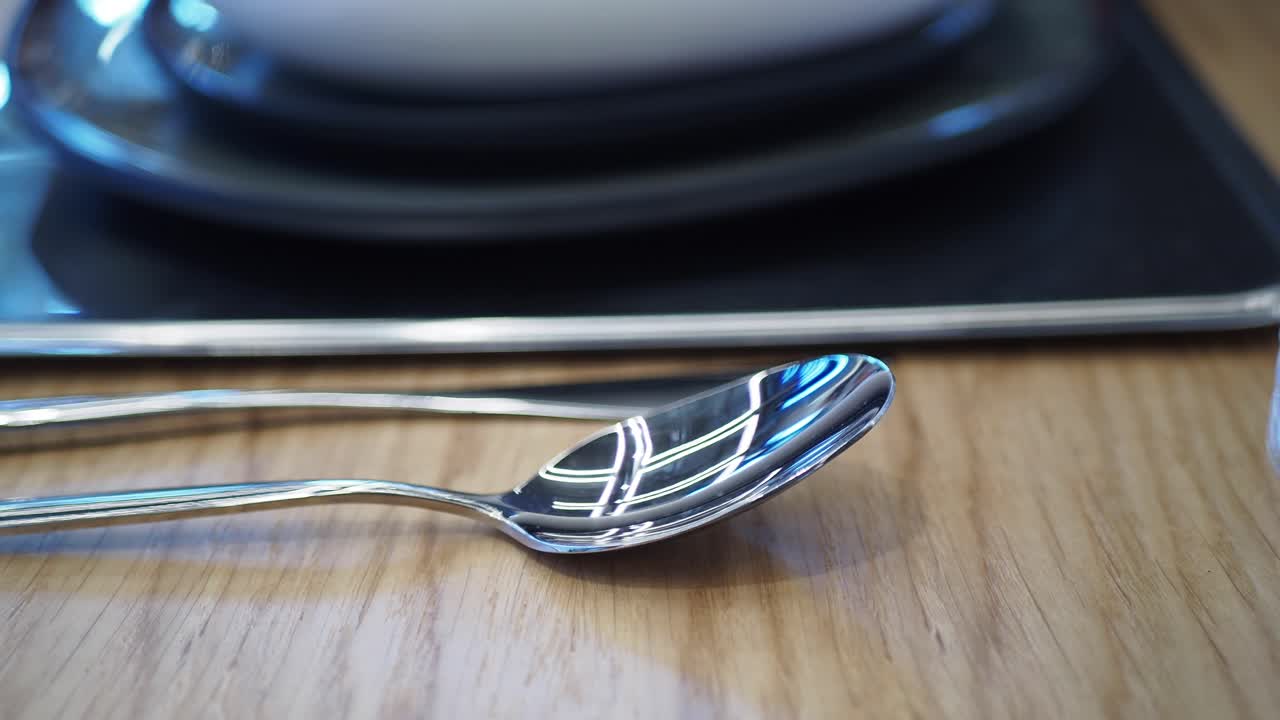 una cuchara de plata en una mesa
