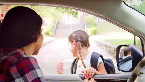 Madre-En-Auto-Dejando-A-Su-Hija-Frente-A-Las-Puertas-De-La-Escuela