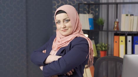 Porträt-Einer-Erfolgreichen-Muslimischen-Geschäftsfrau-Im-Hijab.