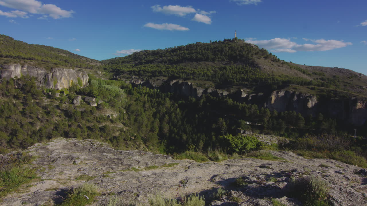acantilados rocosos y campo en las montañas de cuenca, españa - acercamiento estático