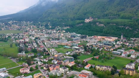 Malerische-Aussicht-Auf-Die-Stadt-Vaduz,-Eingebettet-In-Die-Ausläufer-Der-Dichten-Berge-In-Liechtenstein