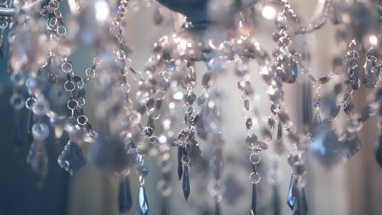 투명한 펜던트와 불타는 램프와 반 ⁇ 이는 빛을 가진 아름다운  ⁇ 불