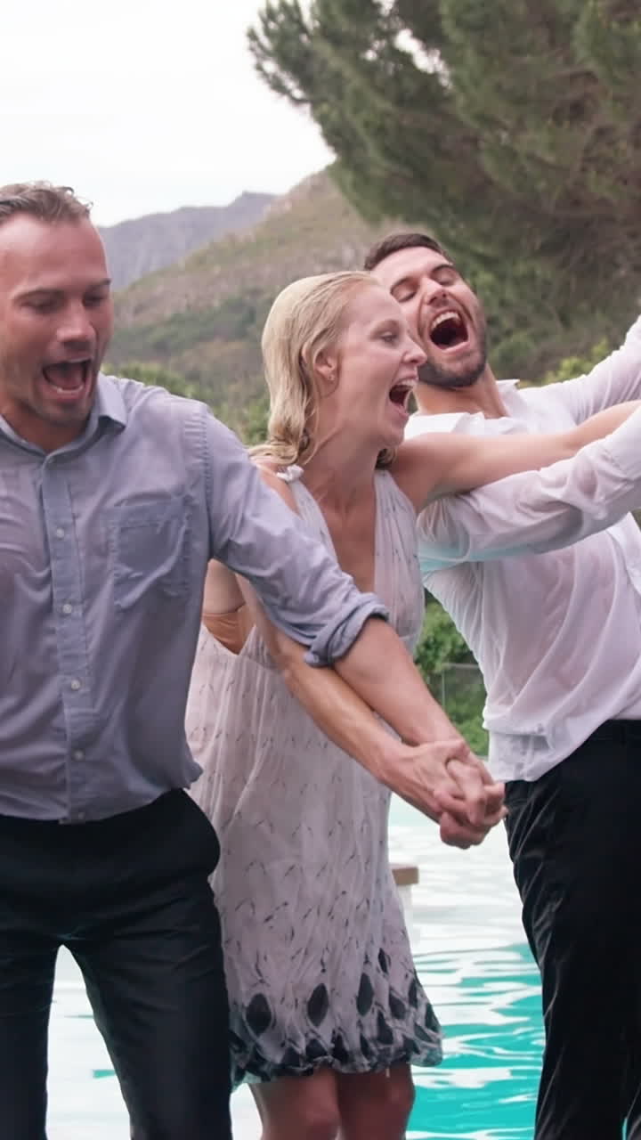 группа друзей играет в бассейне.