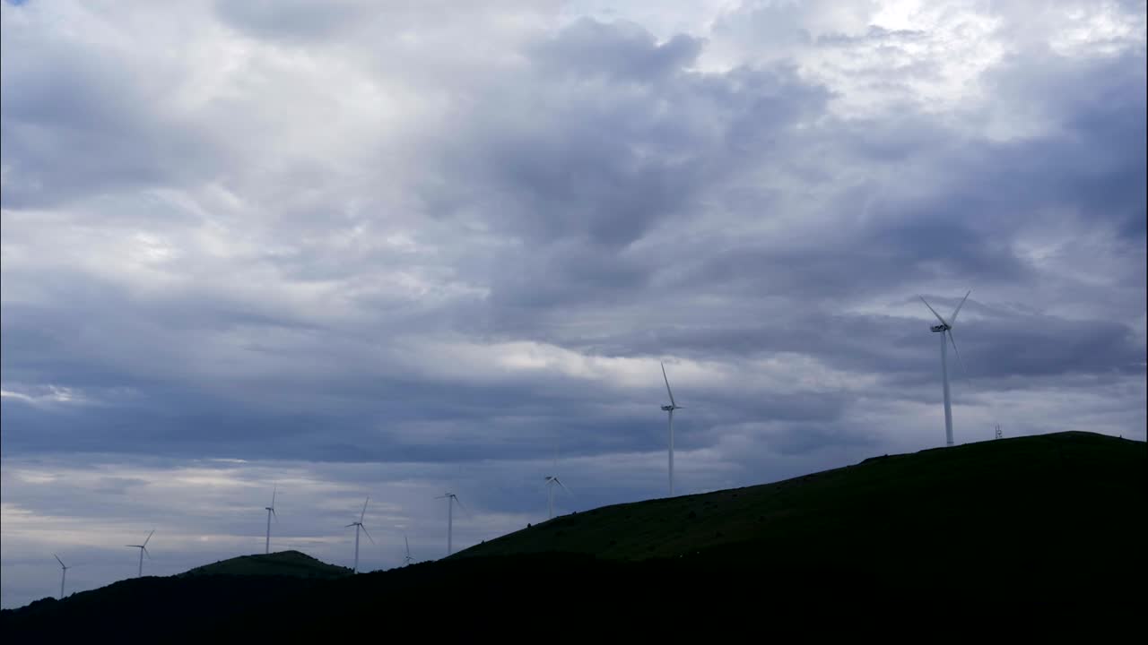 안개에서 작동하는 풍력 발전기의 시간 지연.