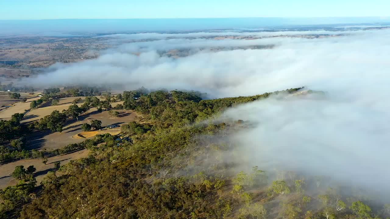 hiperlapso de niebla sobre la cumbre del monte barker, colinas de adelaide, australia del sur