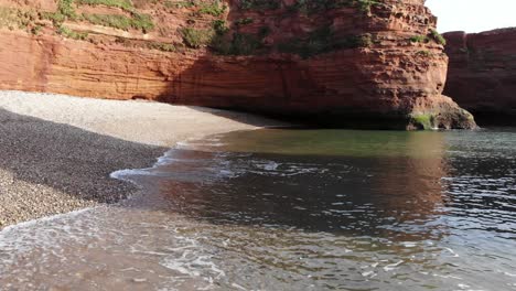 Naher-Und-Persönlicher-Drohnenflug-über-Die-Majestätischen-Und-Sanften-Küstenwellen-Der-Ladram-Bay