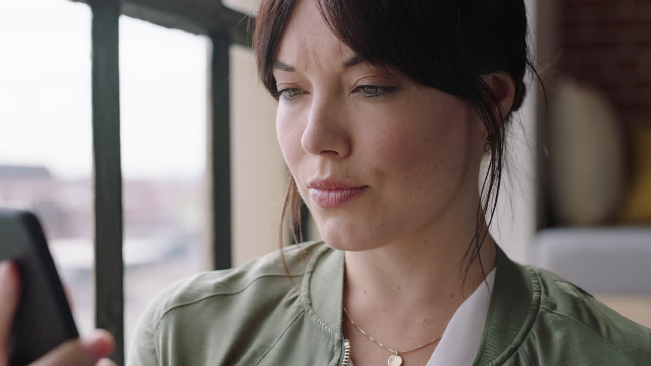 mujer hermosa usando un teléfono inteligente en casa navegando por mensajes disfrutando de las redes sociales en línea compartiendo un estilo de vida relajante enviando mensajes de texto planificando con anticipación la creación de redes en la tecnología de teléfonos móviles