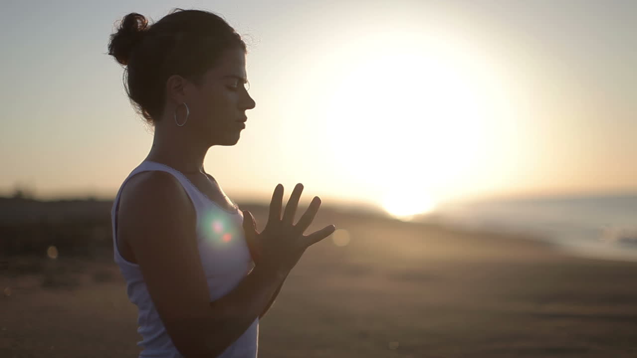 mujer joven haciendo yoga