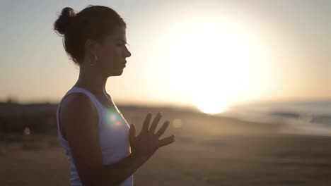 Mujer-Joven-Haciendo-Yoga