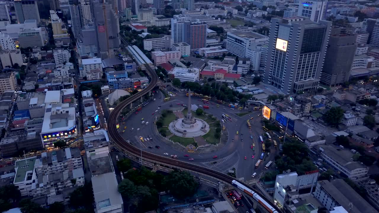 vista aérea en el monumento a la victoria en bangkok, tailandia