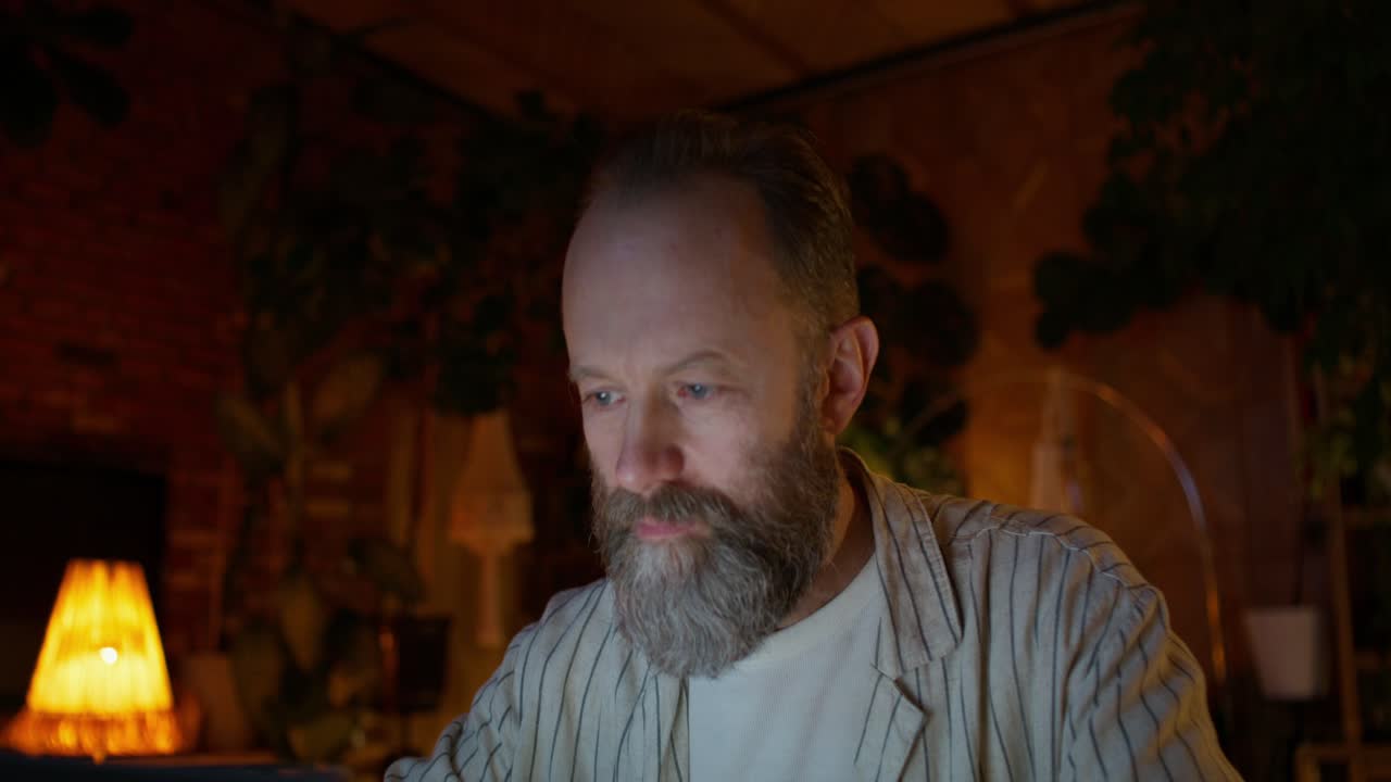 hombre trabajando hasta tarde en casa