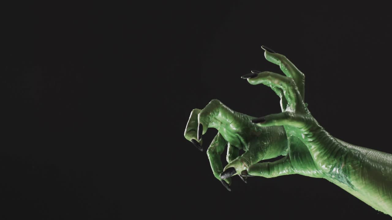 Video di mani di mostro verdi di Halloween con spazio per il testo su sfondo nero