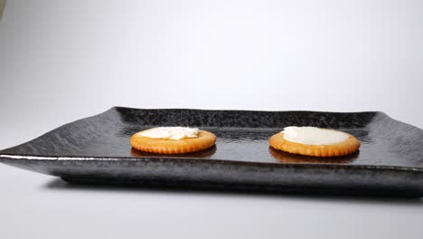 round crackers with cream cheese