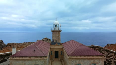 volando sobre el faro de punta nati en menorca españa