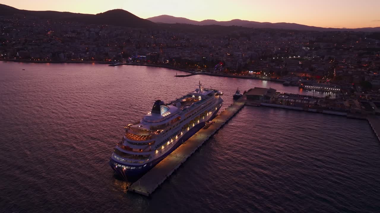Solopgang over Kusadasi med krydstogtskib fortøjet ved Det Ægæiske Hav, Tyrkiet