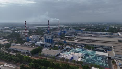 Imágenes-En-Alto-ángulo-De-La-Carretera-Que-Pasa-Por-Una-Gran-Zona-Industrial