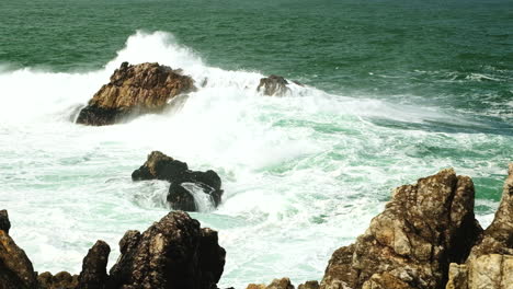 Brandung-Bricht-Gegen-Felsen-Im-Meer-Und-Verursacht-Viel-Gischt,-Teleobjektiv