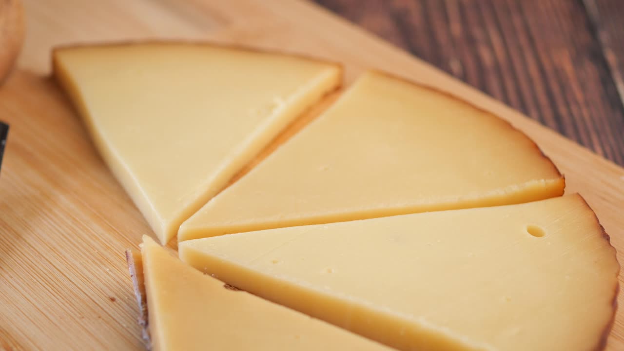 rebanadas de queso en una tabla de madera