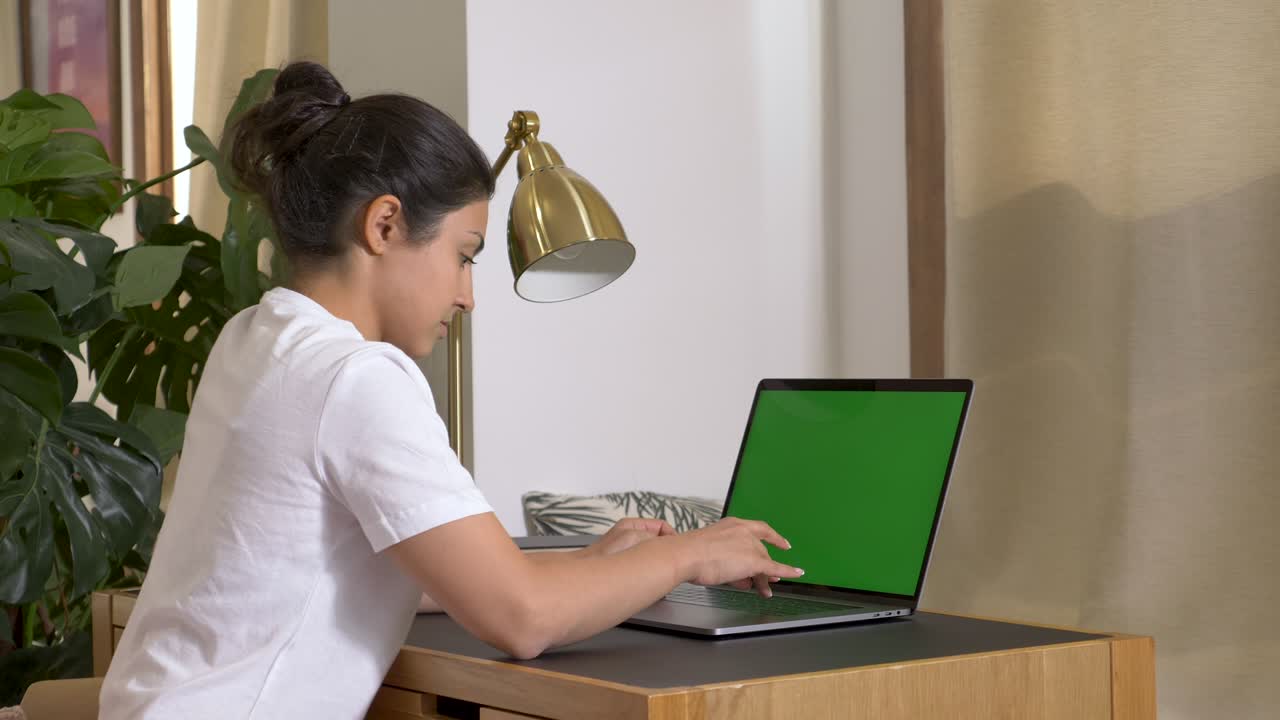 mujer india usando portátil y navegando por internet con pantalla verde. negocio, comunicación, freelance y concepto de internet
