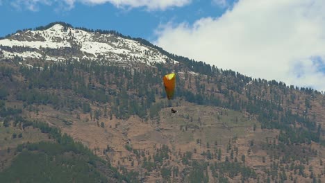 Parapente-Con-Vista-A-La-Montaña-Y-Cielo-Brillante-Por-La-Mañana-Desde-Un-ángulo-Diferente