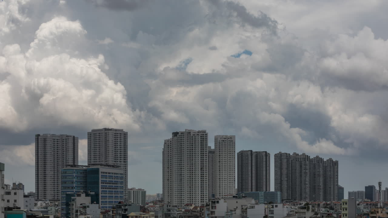 Time-lapse de Nuvens Dramáticas e de Rápido Movimento de Tempestade Tropical com Edifícios Altos Urbanos