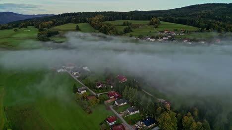 Tenues-Nubes-De-Niebla-Que-Cubren-El-Pueblo-Rural-Durante-El-Amanecer