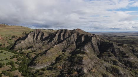 Luftaufnahme-Von-Hügeln-Mit-Sehr-Klaren-Schichten-Unterschiedlicher-Felsen-Im-Osten-Von-Wyoming-Während-Des-Sommers