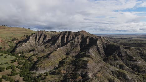 vista aérea de colinas con capas de estrato muy claras de rocas variadas en el este de wyoming durante el verano