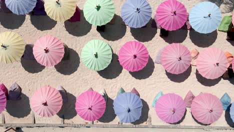 sombrillas de colores en la playa dorada durante el día soleado