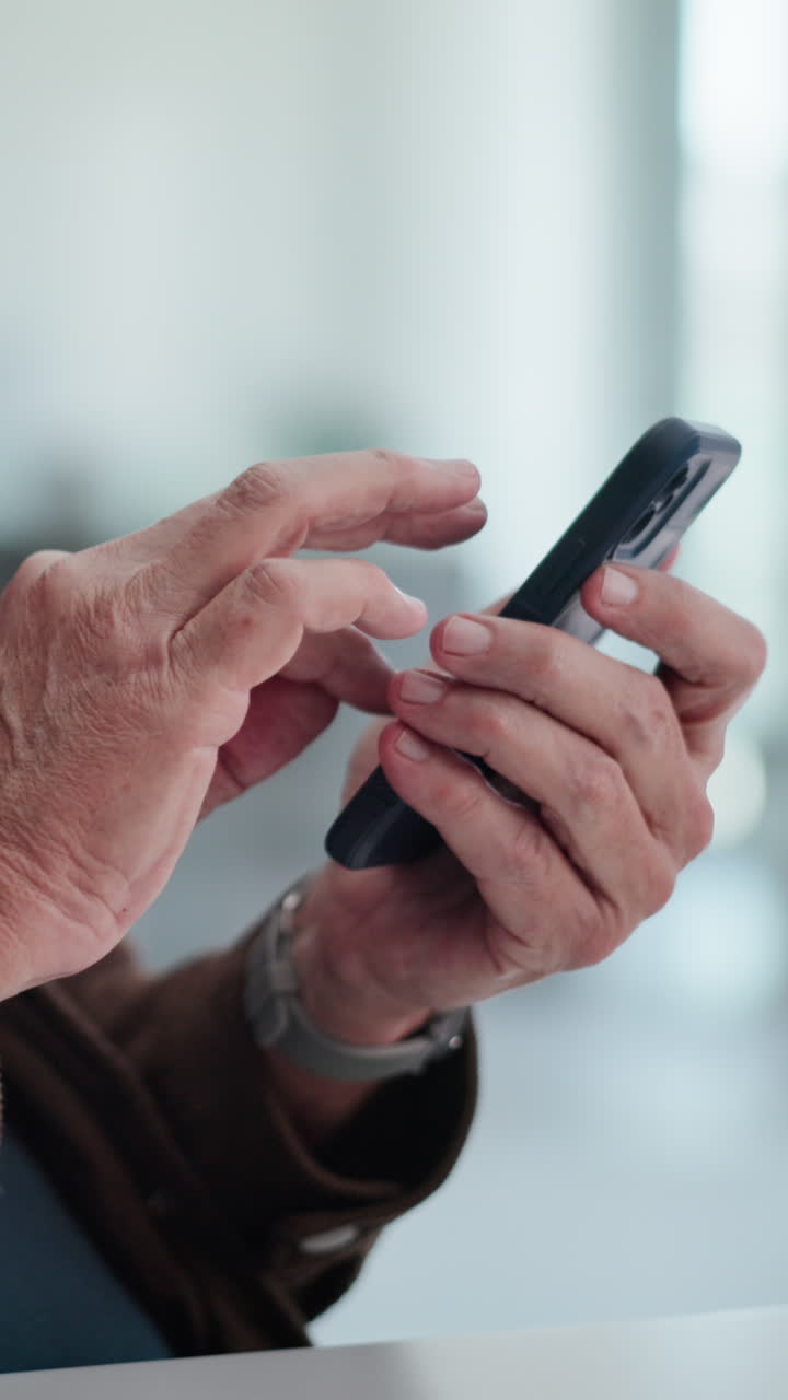 Manos de adulto tocando y deslizando en la pantalla de un teléfono móvil