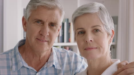 retrato de una feliz pareja de ancianos sonriendo disfrutando de la jubilación juntos compartiendo un aniversario romántico abrazándose en casa imágenes en 4k