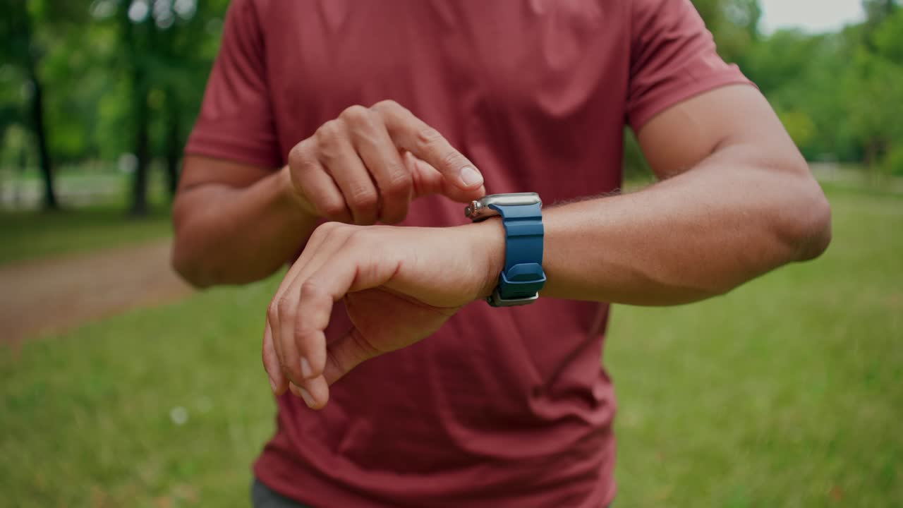 Mand tjekker sit smartwatch udendørs