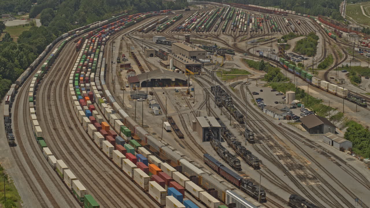 Atlanta Georgia Luftaufnahme v657: Dolly-In-Aufnahme von Eisenbahndepot, Lagerhalle und Parkplatz – DJI Inspire 2, X7, 6k – August 2020