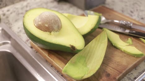 Fresh-avocado-halves-with-seed-on-kitchen-counter