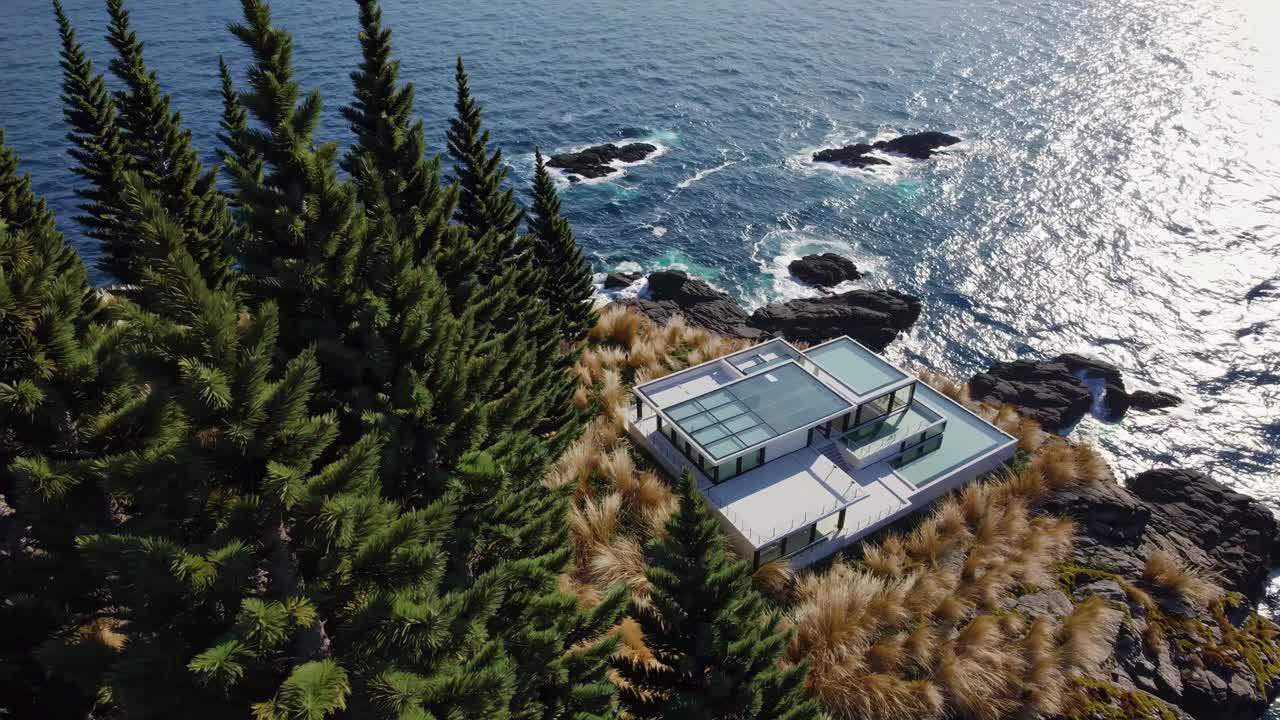 바다를 볼 수 있는 현대적인 해안 절벽 집